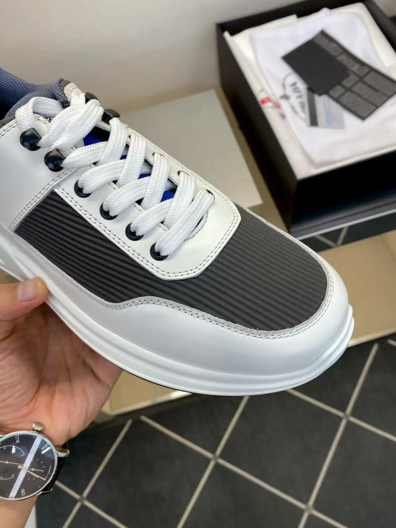 P460 38-45 Prada Prada’s new men’s leather sneakers, the highest version on the market, any comparison is welcome🆚! The original leather has excellent texture and is super high-end! Fetal sheep net lining imported from Italy, removable pad! Luxurious materials and fine workmanship, highly recommended!